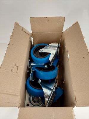 une boîte en carton contenant plusieurs roues bleues
