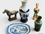 trois vases, une assiette, un cheval et une figurine de cheval posés sur une table
