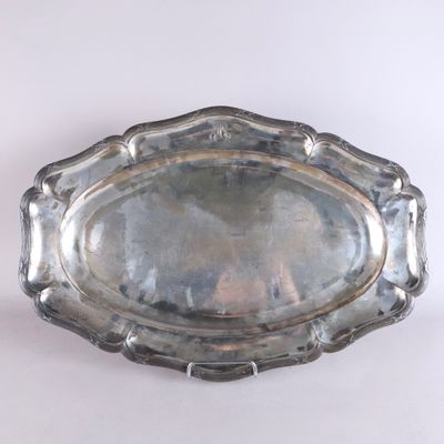 un plateau en argent posé sur une table