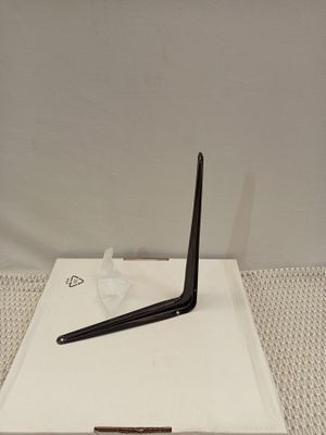 une image représentant une boîte blanche sur laquelle est posé un ordinateur portable