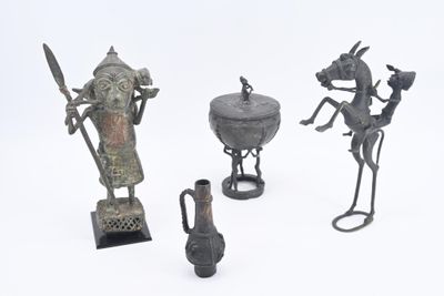 un grand nombre de statues posées sur une table
