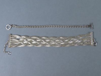 un gros plan d'un bracelet en argent auquel est attachée une chaîne