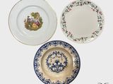trois assiettes posées les unes à côté des autres