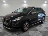 la photo d'une petite voiture noire garée dans un garage