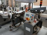 l'image d'une machine qui travaille sur une feuille de papier