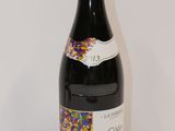 une bouteille de vin posée sur une table