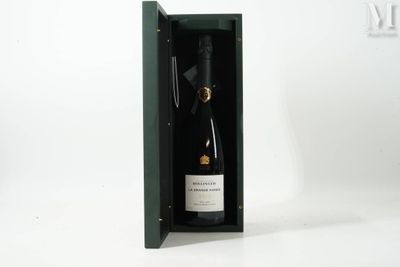 une bouteille de vin vide dans une boîte verte sur fond blanc