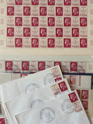 une pile de timbres posée sur une pile d'enveloppes