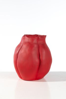 un vase rouge posé sur une table