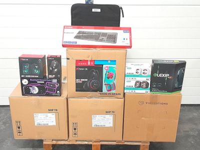 plusieurs boîtes empilées sur une palette