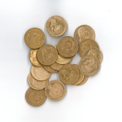 une pile de pièces d'or sur une surface blanche
