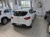 deux voitures garées l'une à côté de l'autre dans un garage