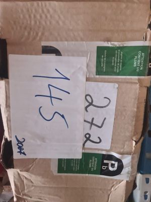 une boîte en carton sur laquelle est apposée une étiquette de prix