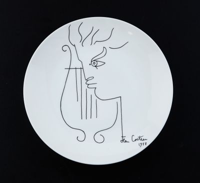 une assiette blanche sur laquelle est dessiné un cerf