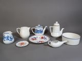 de nombreux types de théières et de soucoupes sur la table