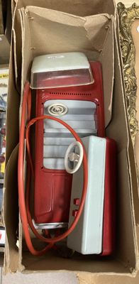 une borne d'incendie rouge et blanche dans une boîte en carton