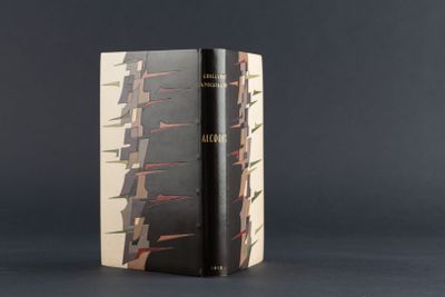 un vieux livre à la couverture noire posé sur une table