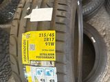 les pneus sont empilés les uns sur les autres