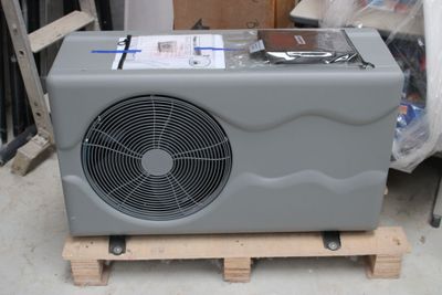 un climatiseur posé sur une palette dans un garage