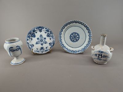 plusieurs pièces de poterie bleue et blanche, dont un vase, une assiette et un autre vase