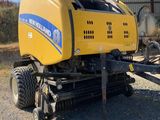 une machine jaune garée devant un immeuble