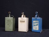 trois petites boîtes en fer-blanc portant l'inscription « Esso Blue » sur fond noir