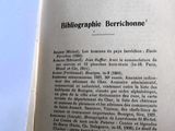 un livre ouvert avec l'image d'un oiseau dessus