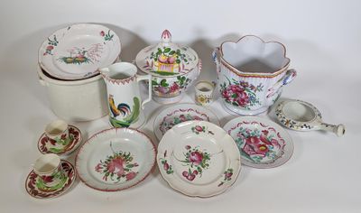 de nombreux types de plats et de tasses sur la table