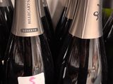 Des bouteilles de champagne sont alignées sur un plan de travail