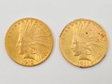 deux pièces d'or indiennes, dont l'une représente une tête et l'autre une tête