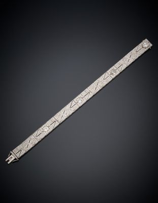 un bracelet en argent orné d'un motif