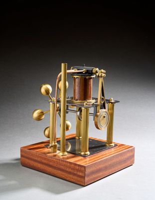 une image représentant une maquette de machine en bois et en laiton