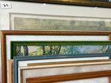 de nombreuses œuvres d'art encadrées exposées dans une pièce