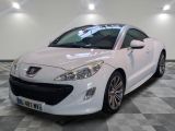 une photo d'une voiture de sport blanche dans un showroom