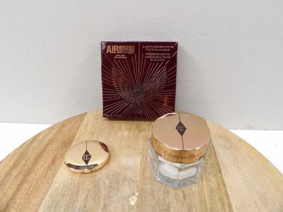 une table en bois sur laquelle se trouvent un pot de crème et une boîte