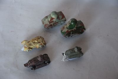 cinq petites voitures posées sur une table