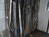 beaucoup d'outils accrochés au mur du garage