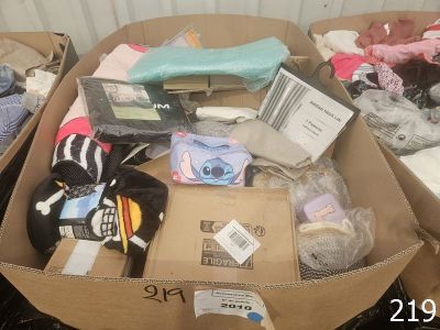 de nombreux objets dans une boîte posée par terre
