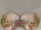deux assiettes sur lesquelles figurent l'image d'un homme et d'une femme dans un bateau