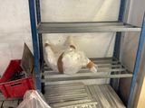 une étagère contenant beaucoup d'objets