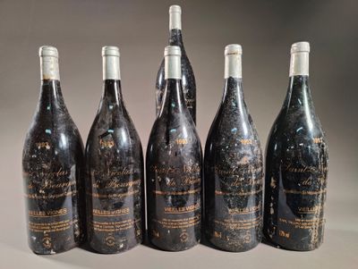 six bouteilles de vin sont alignées dans une rangée