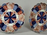 paire d'assiettes japonaises ornées de motifs bleus, rouges et blancs