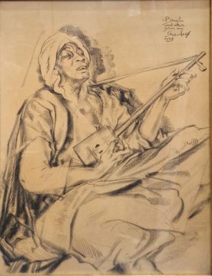 un vieux dessin représentant une femme jouant de la guitare, dans un cadre en bois