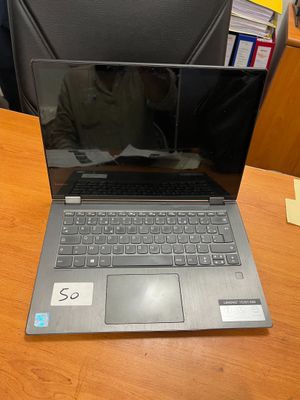 un ordinateur portable posé sur le bureau d'une entreprise