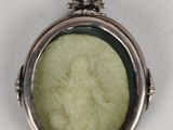 une image représentant un cadenas argenté dans lequel apparaît le visage d'une femme
