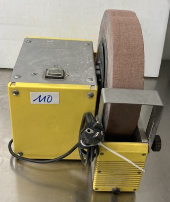 l'image d'une machine posée sur une table