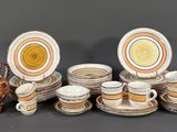 de nombreuses assiettes, tasses et vases sur la table