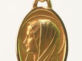 une médaille d'or sur laquelle est représenté le visage d'une femme