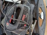 une boîte contenant des outils et un cordon, posée sur une table