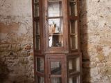 un grand meuble en bois avec des portes en verre dans une pièce
